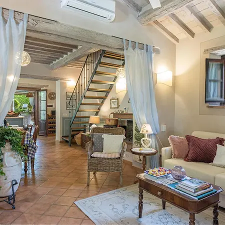 La Capannina 2&2, Emma Villa