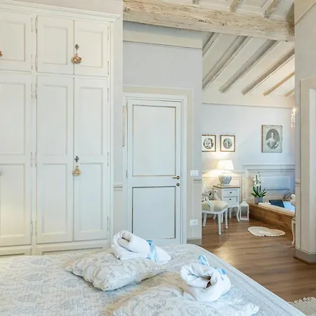 La Capannina 2&2, Emma Cortona