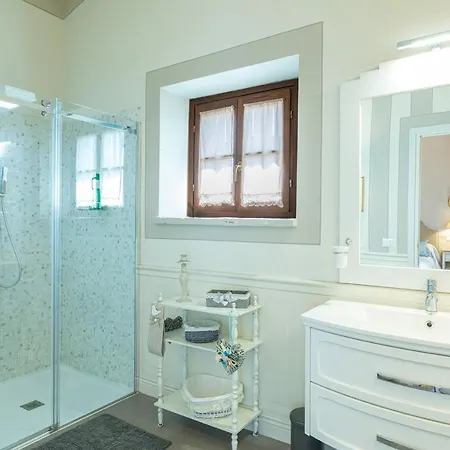 La Capannina 2&2, Emma Villa *