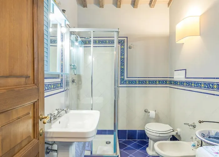 La Capannina 2&2, Emma Villa